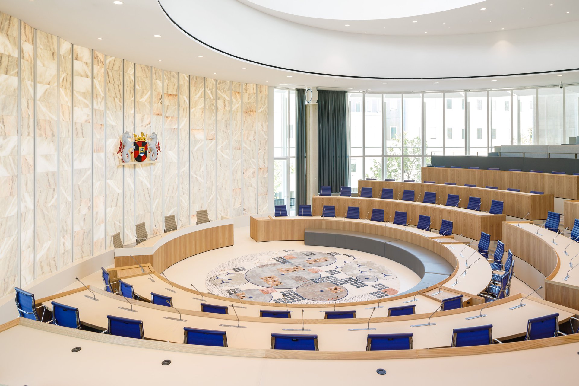 The public is invited to follow the political process, leading to a symbioses between proximity and transparency.