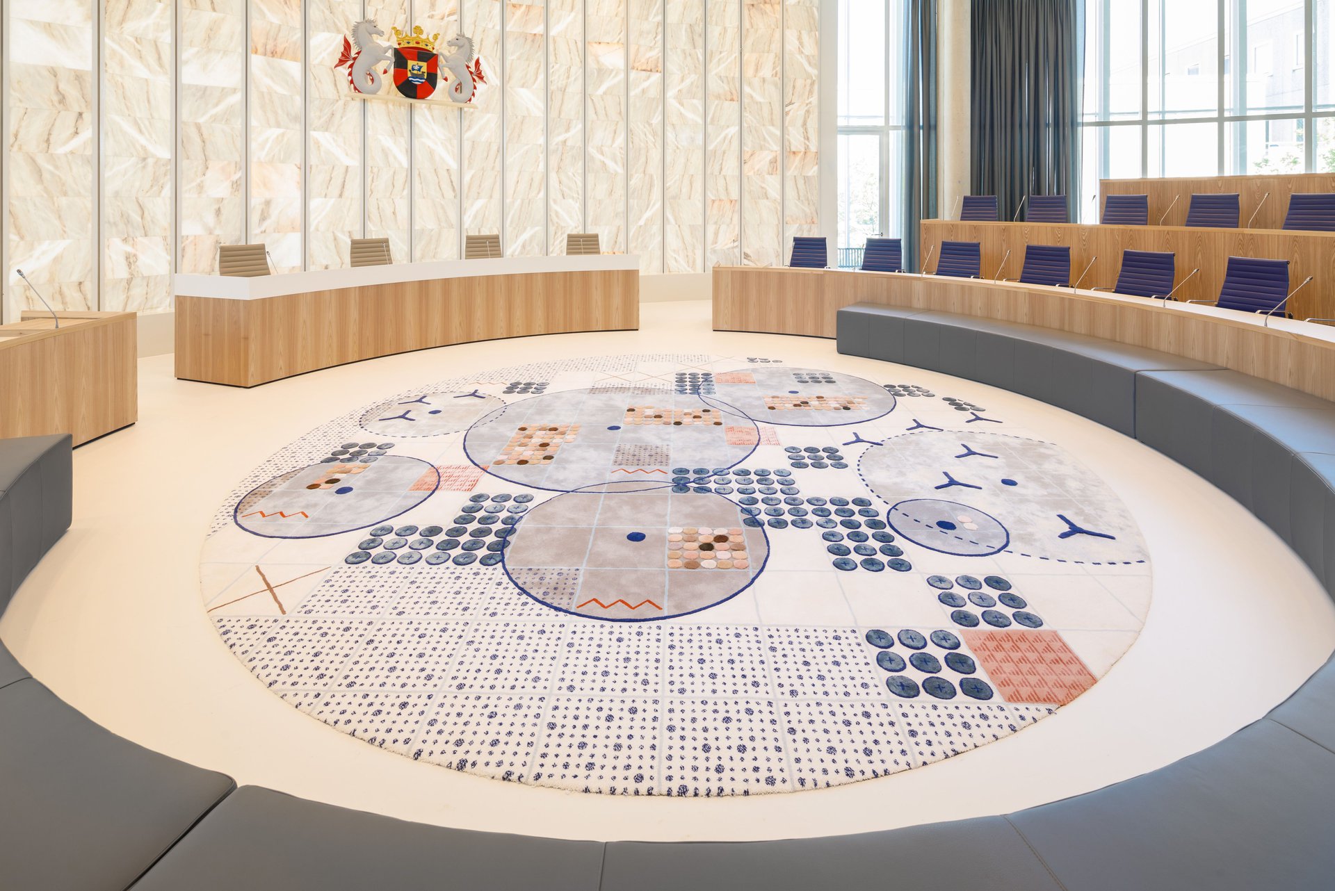 The public is invited to follow the political process, leading to a symbioses between proximity and transparency.