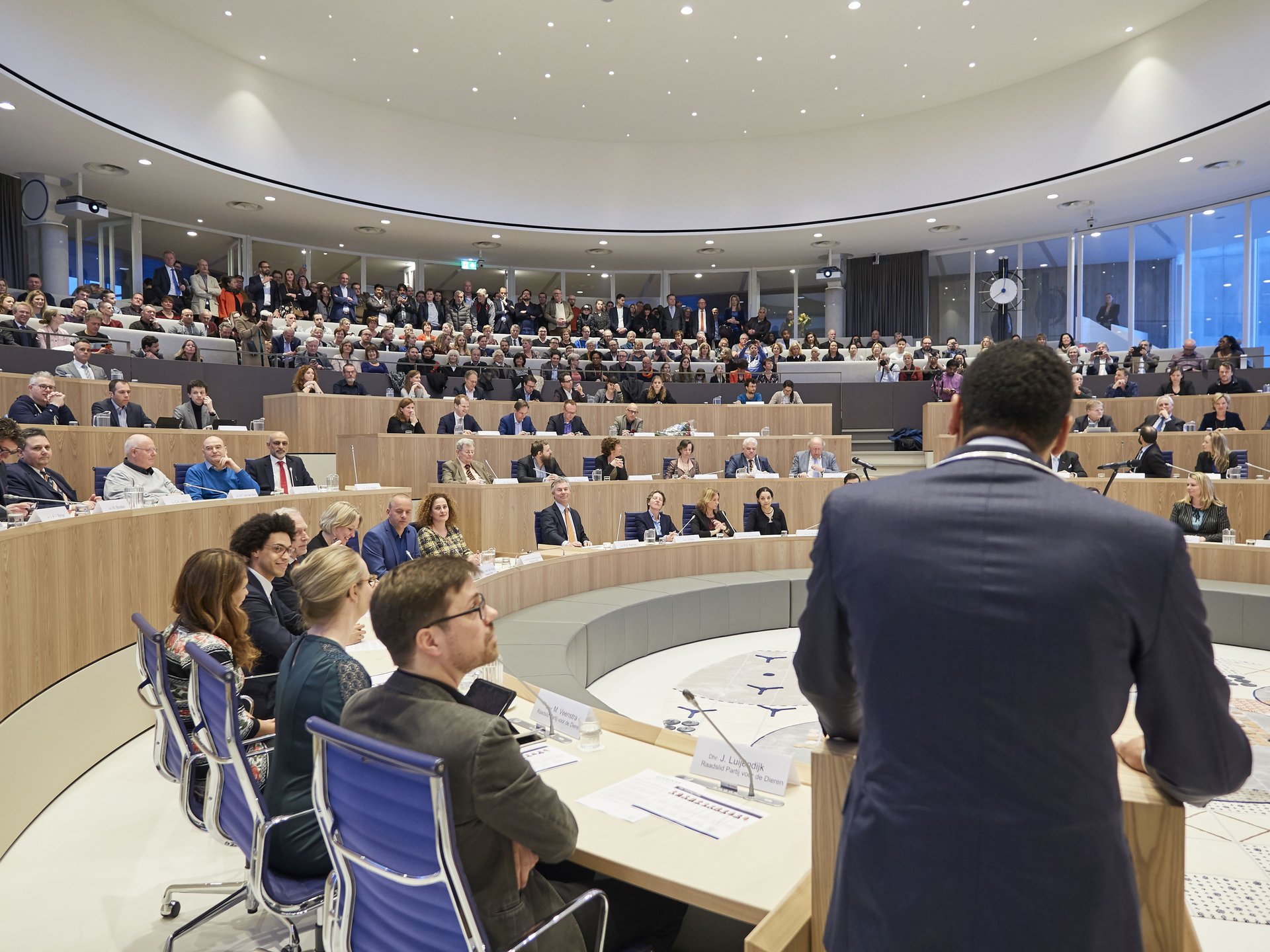 The public is invited to follow the political process, leading to a symbioses between proximity and transparency.