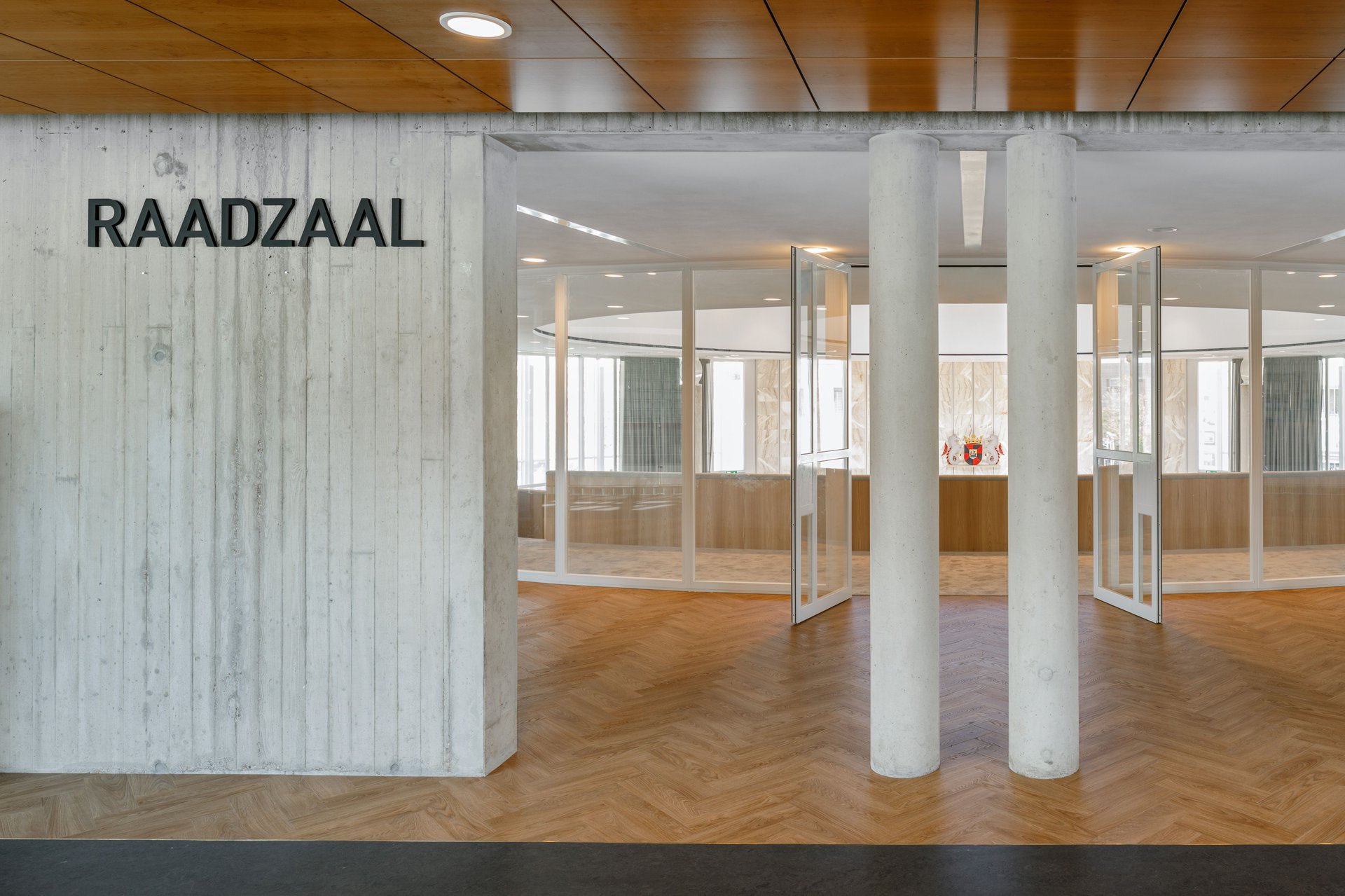 The public is invited to follow the political process, leading to a symbioses between proximity and transparency.