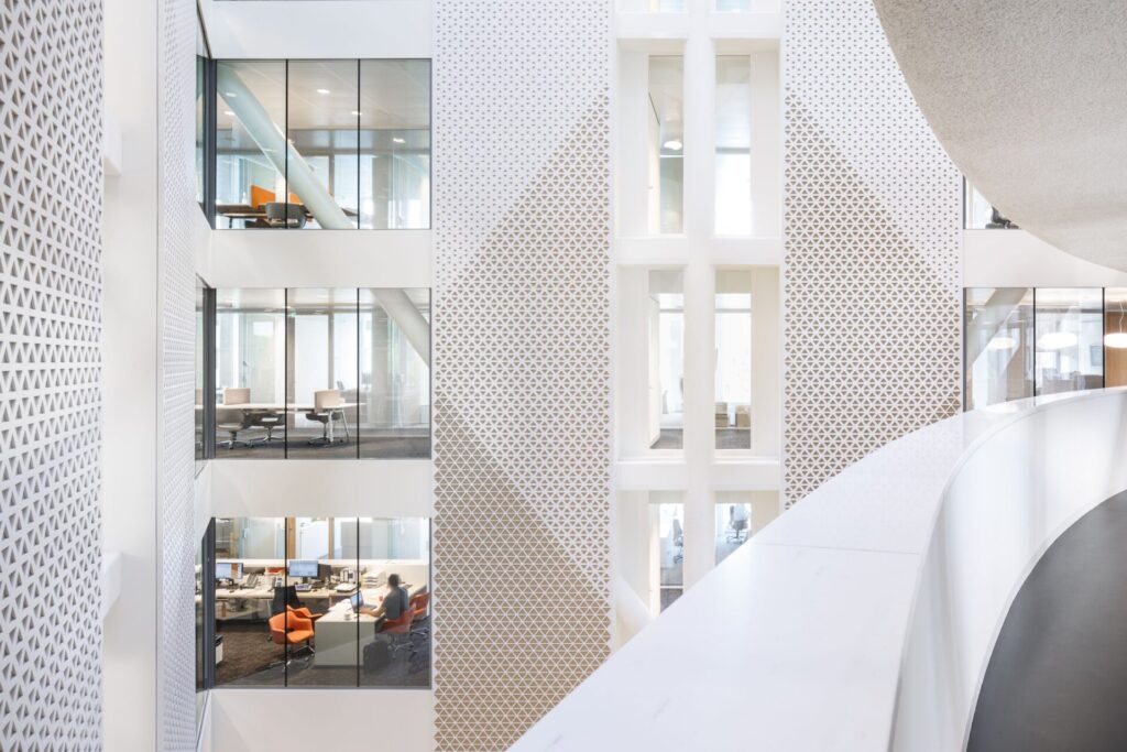 The design of acoustic panels in the atrium of the Stibbe office emphasises the connection of the interior realm with the building construction.