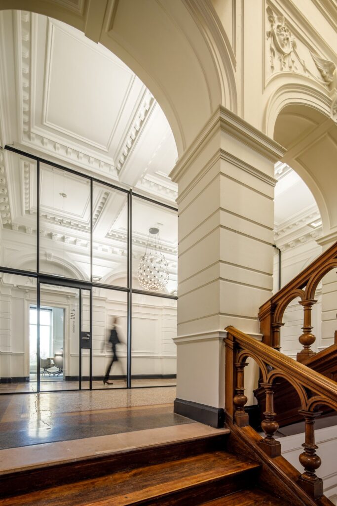 Monumental hallways with dynamic design