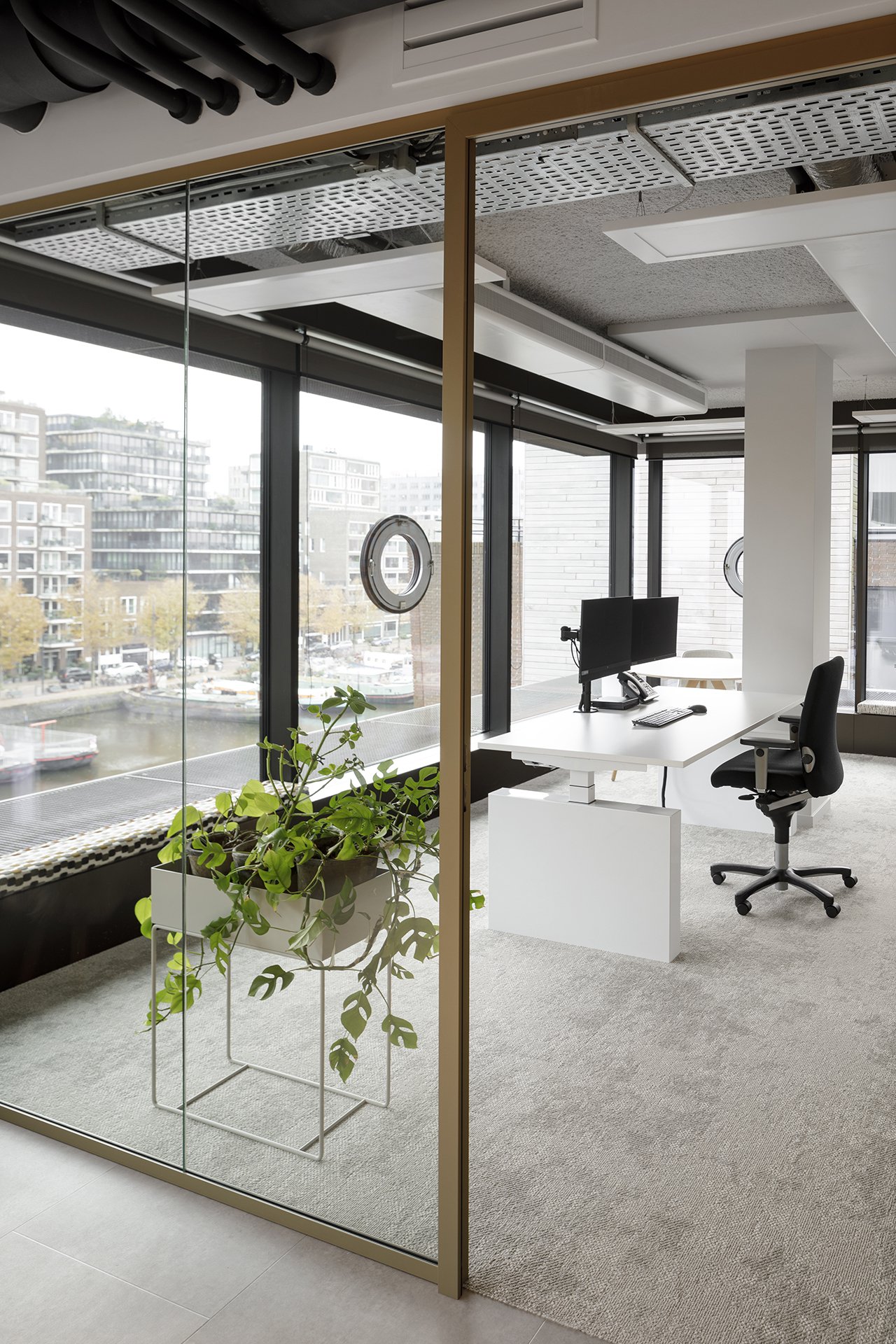 Architecture design, Fokkema & Partners, Zuidbroek Notarissen, warm, transparant kantoorinterieur met ronde details and line patterns