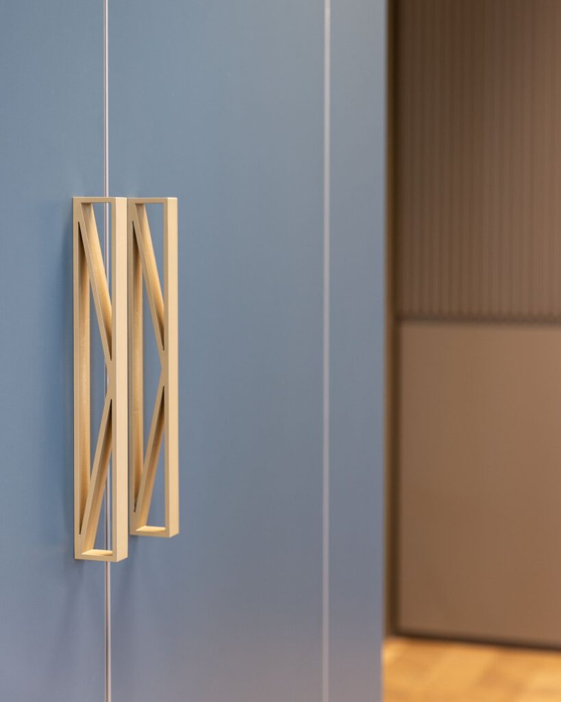 Details of luxurious and biophilic workplace