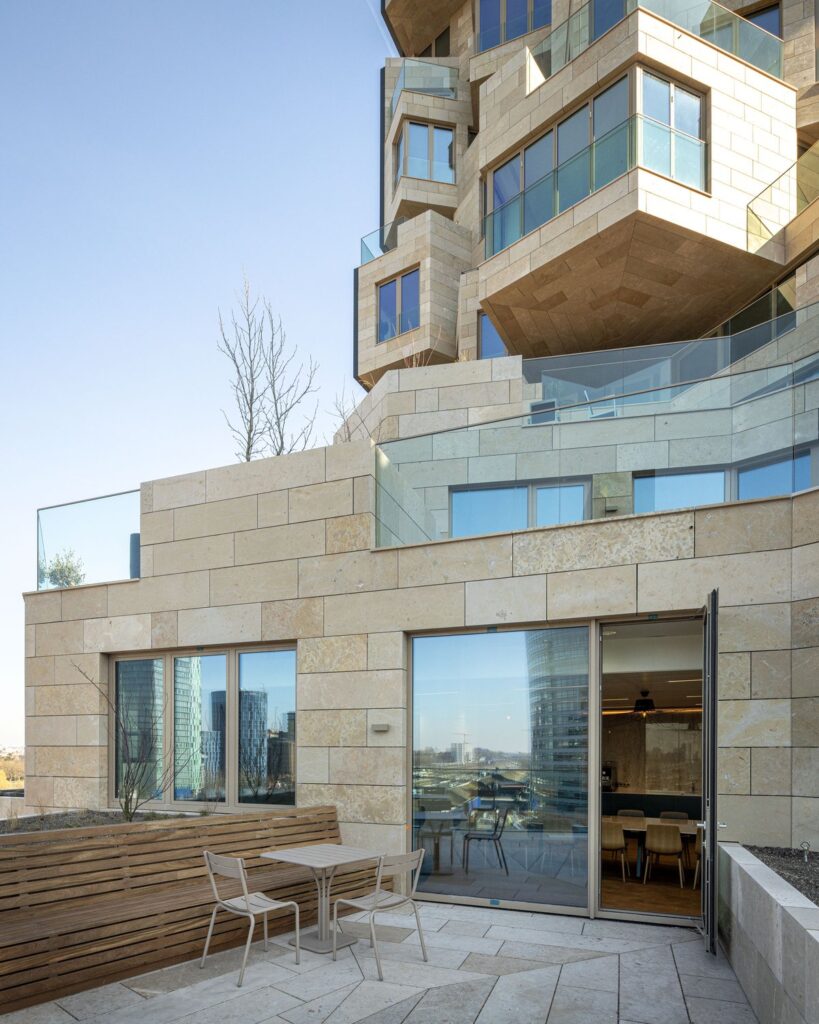 Interior with seamless fit to the sculptural building