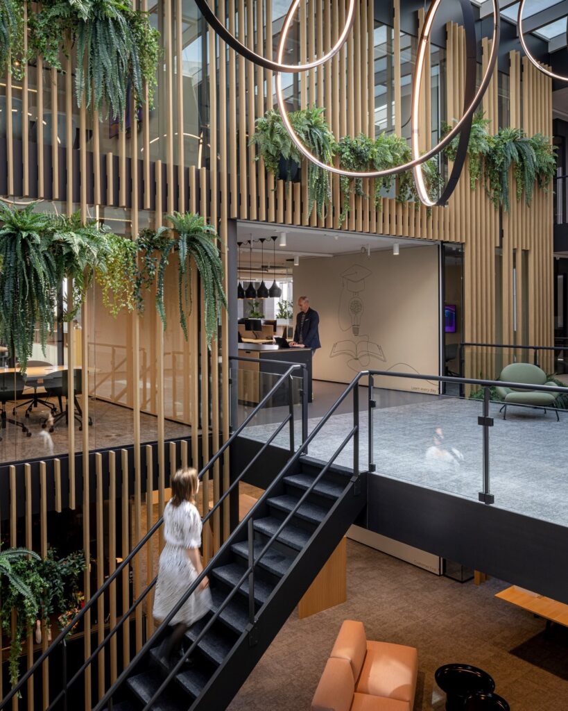 Dynamic connection between floors with wooden slats
