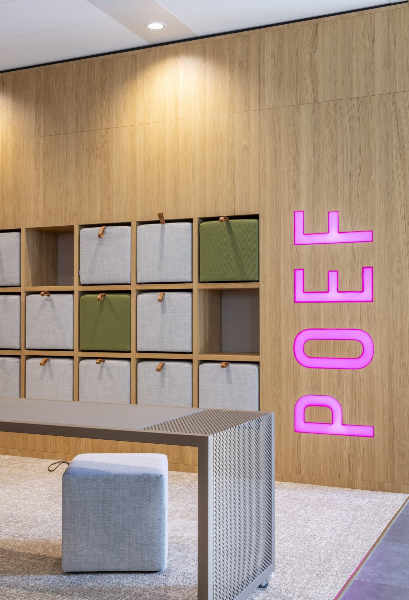 Untangling De Knoop: Connecting with a touch of pink