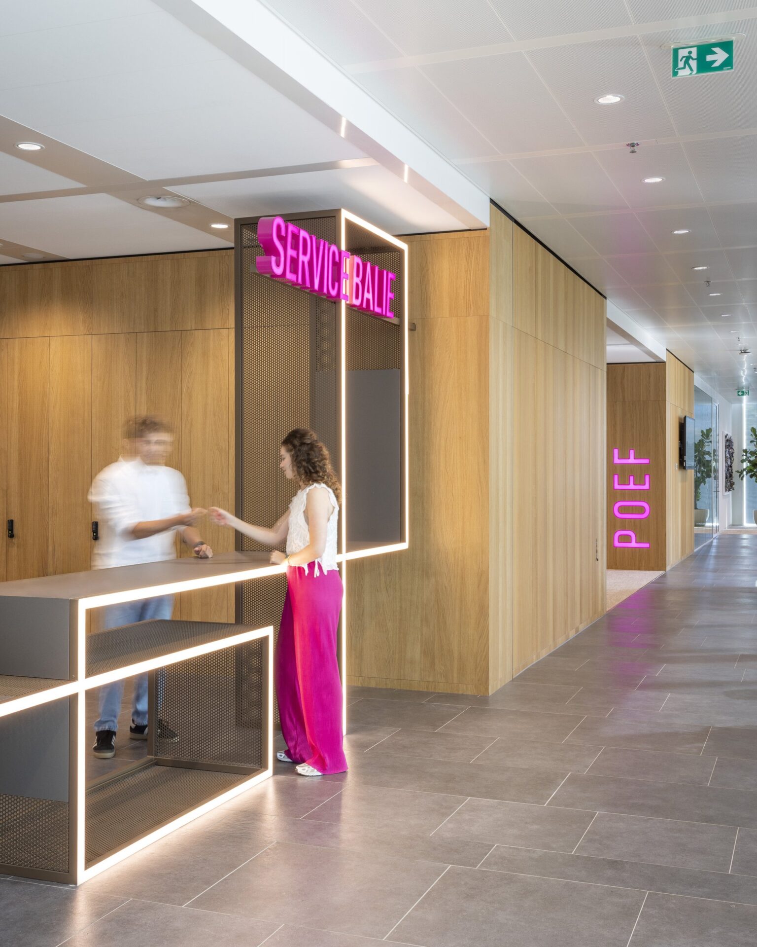 Untangling De Knoop: Connecting with a touch of pink