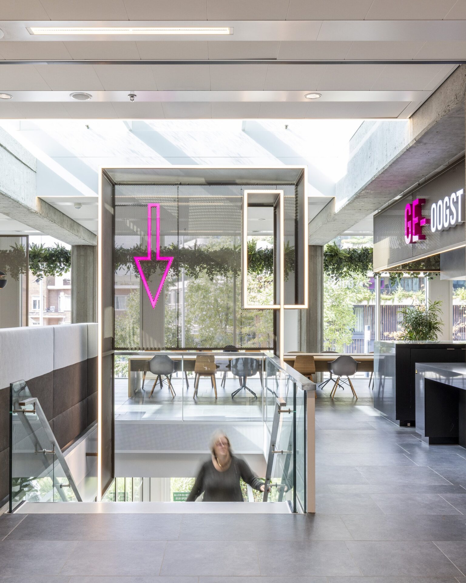 Untangling De Knoop: Connecting with a touch of pink