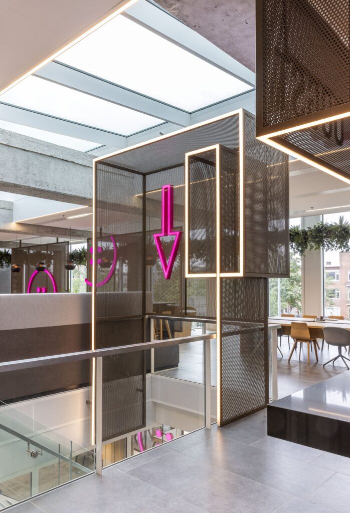Interior design with pink and green elements at De Knoop