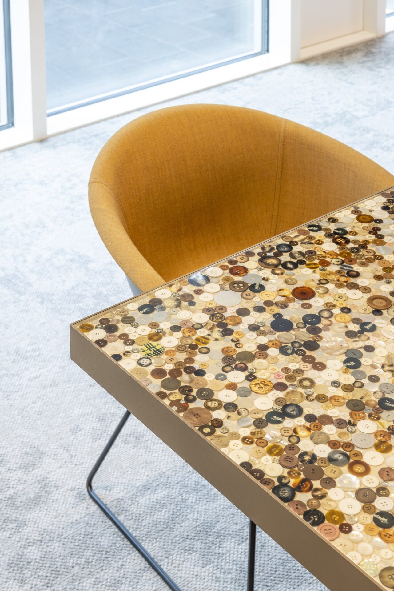 Untangling De Knoop: Connecting with a touch of pink