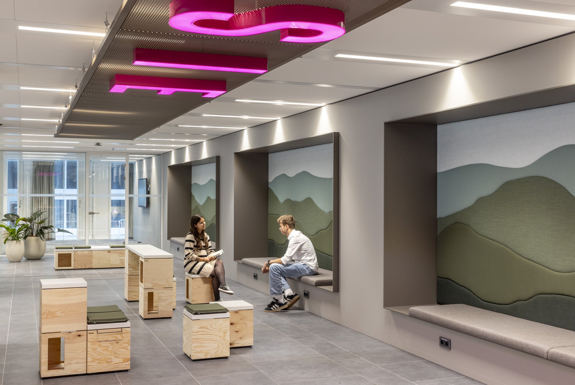 Untangling De Knoop: Connecting with a touch of pink