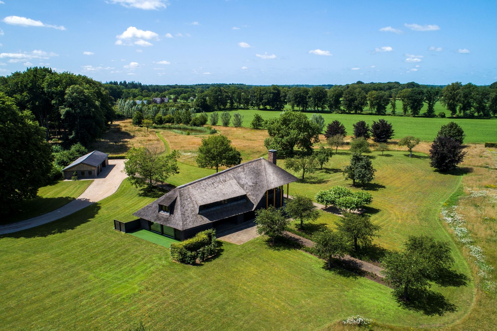 A country estate with an ever-changing silhouette