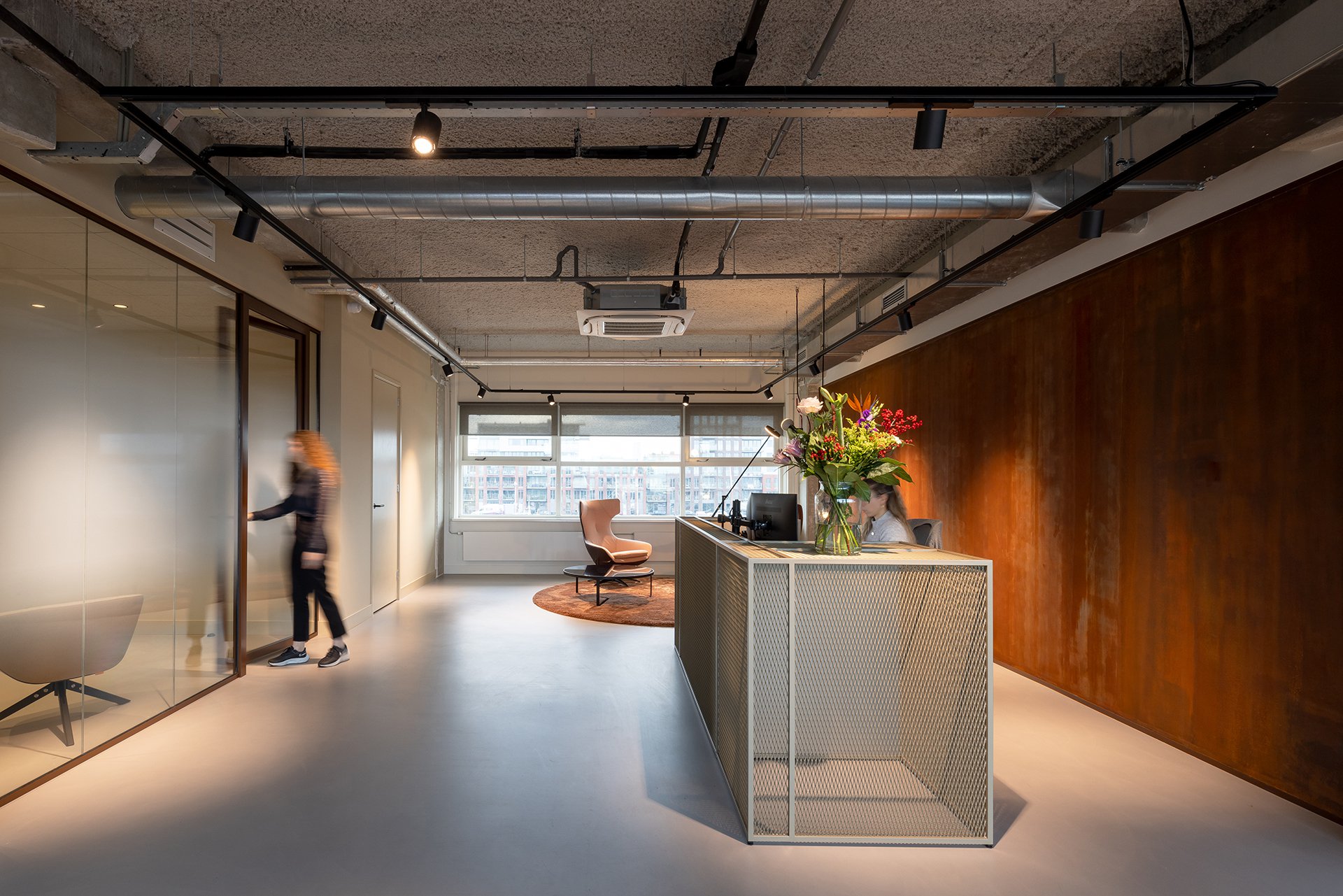 Architectuur ontwerp, architectenbureau Fokkema & Partners, accountant kantoor, gietvloer, kortend stalen muren, transparante scheidingswanden