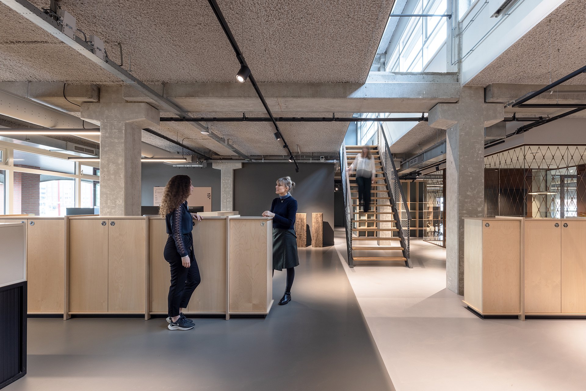 Architectuur ontwerp, architectenbureau Fokkema & Partners, accountant kantoor, gietvloer, flexibele werkplekken, op maat gemaakte houten kasten