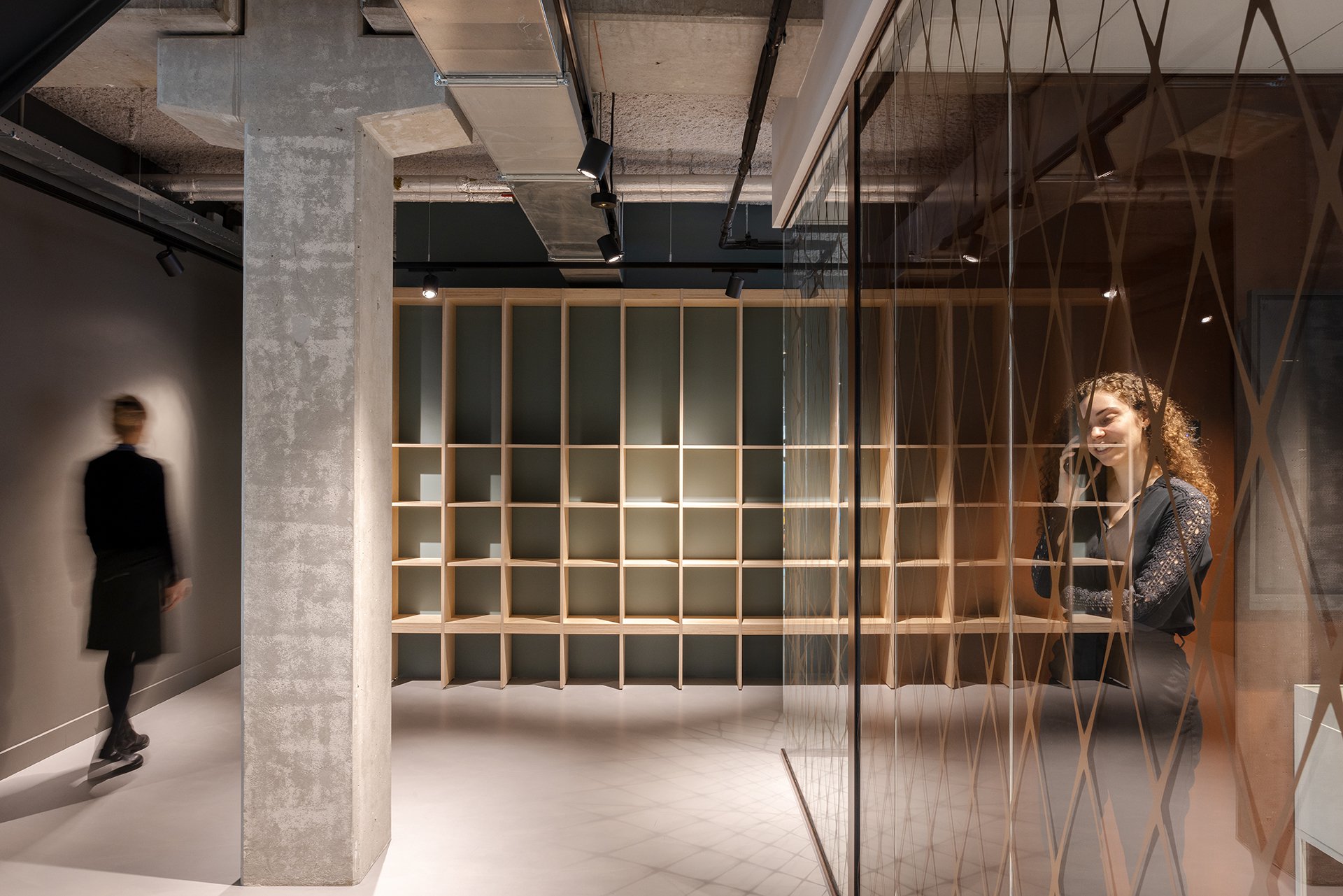 Architectuur ontwerp, architectenbureau Fokkema & Partners, accountant kantoor, gietvloer, op maat gemaakte houten kasten, transparante scheidingswand