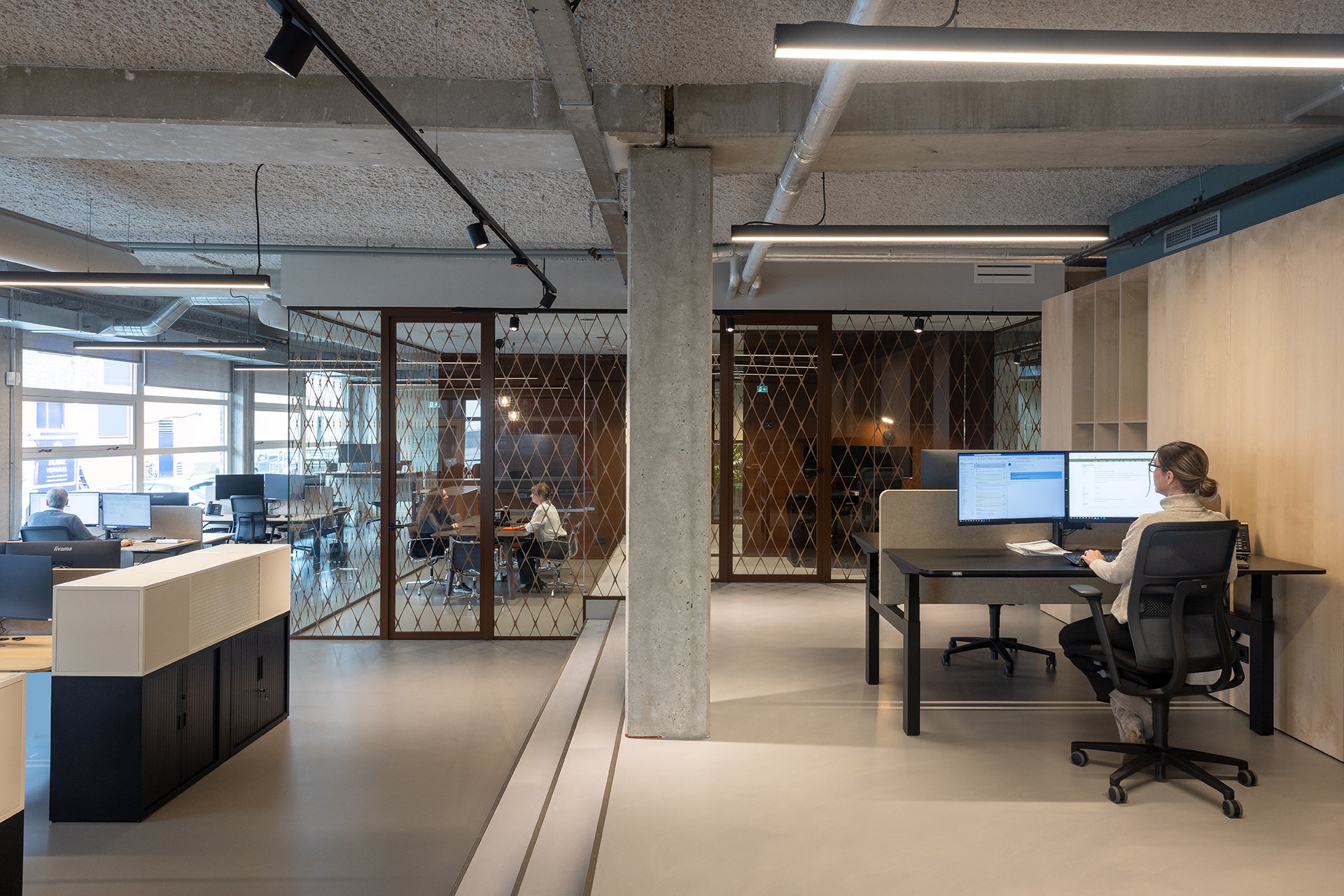 Architectuur ontwerp, architectenbureau Fokkema & Partners, accountant kantoor, gietvloer, flexibele werkplekken, transparante scheidingswand