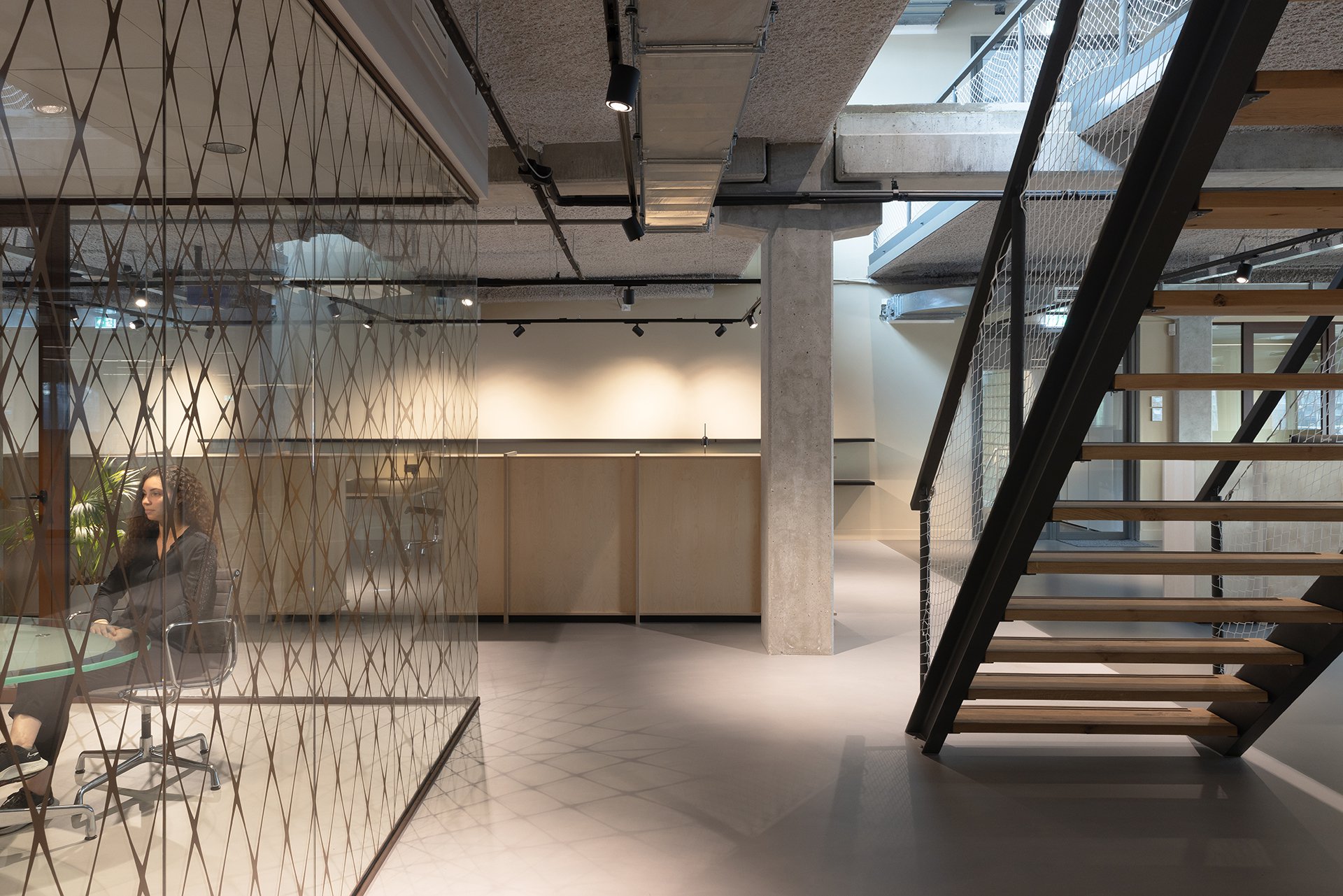 Architectuur ontwerp, architectenbureau Fokkema & Partners, accountant kantoor, gietvloer, op maat gemaakte houten kasten, transparante scheidingswand