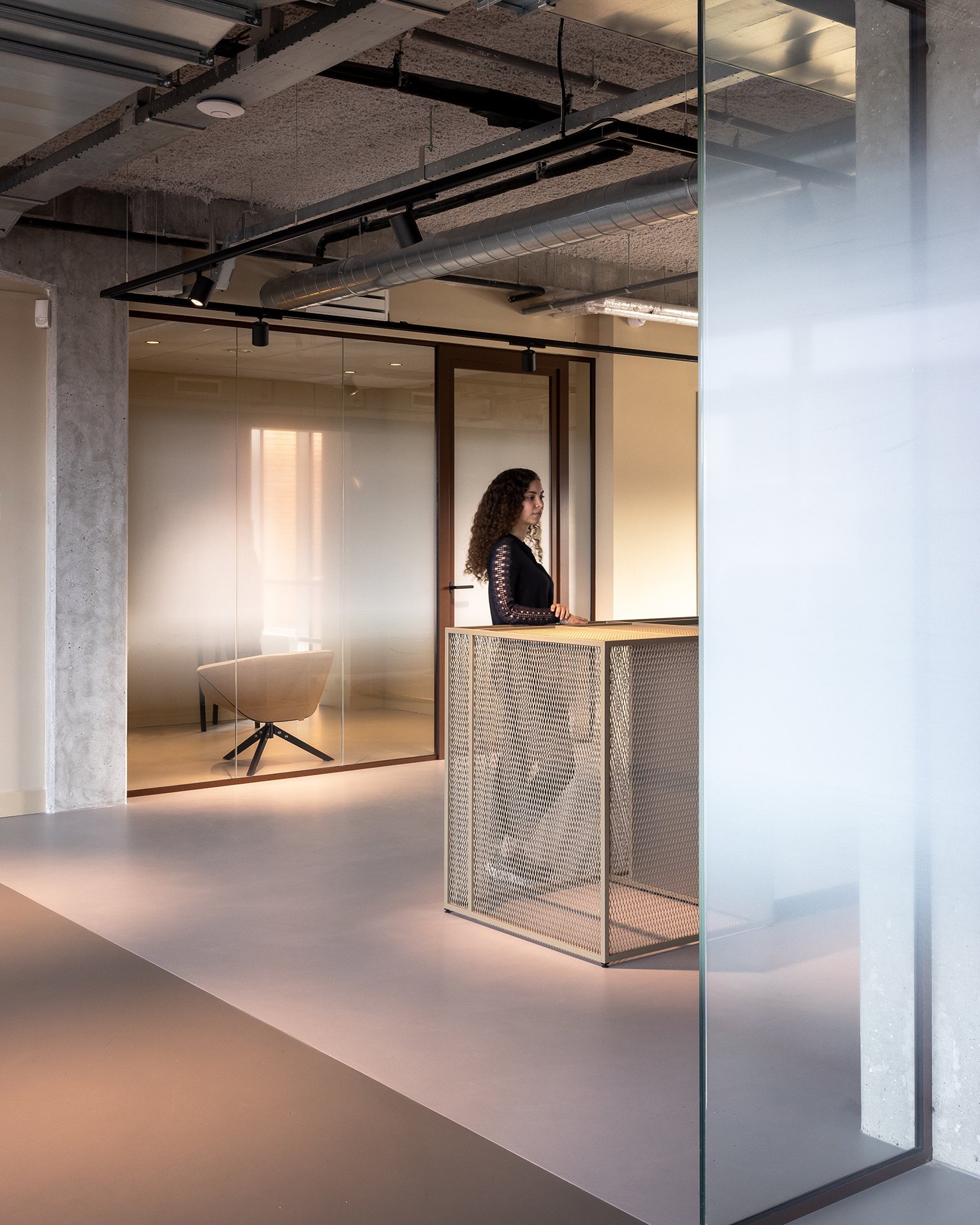 Architectuur ontwerp, architectenbureau Fokkema & Partners, accountant kantoor, gietvloer, transparante scheidingswanden, stalen entreebalie