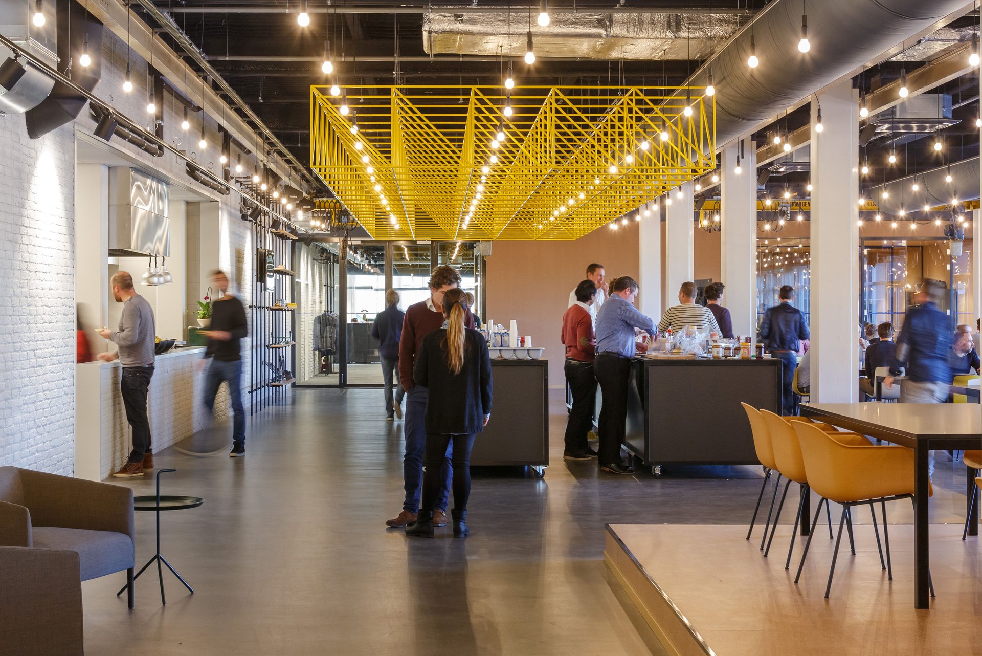 Start-up company Ampelmann reflects energy in mature head office