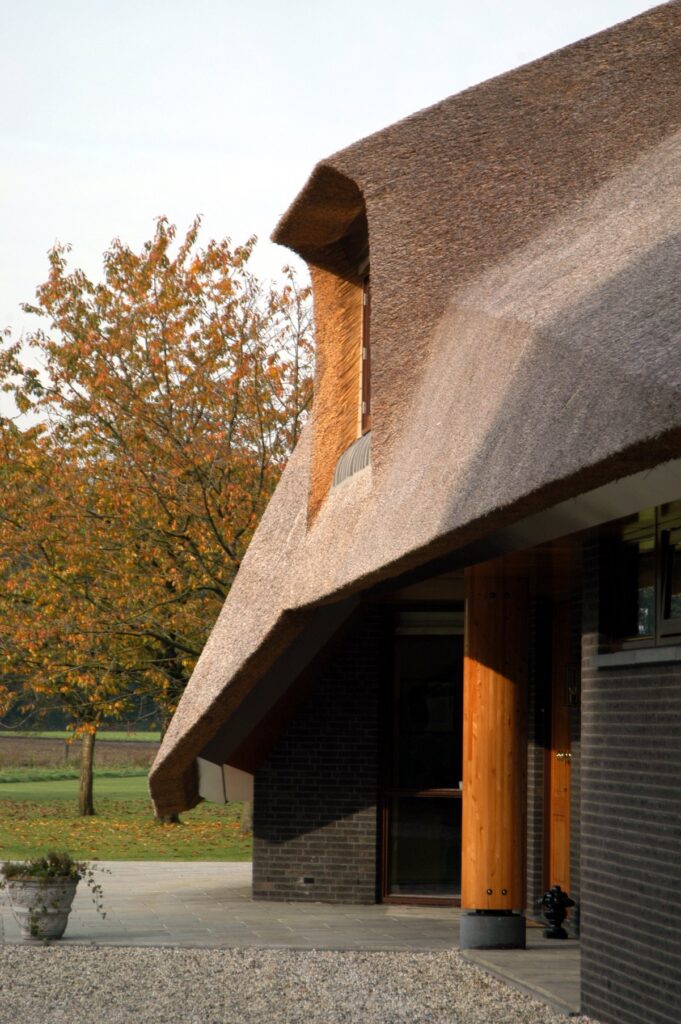 Dynamic roof structure of the estate