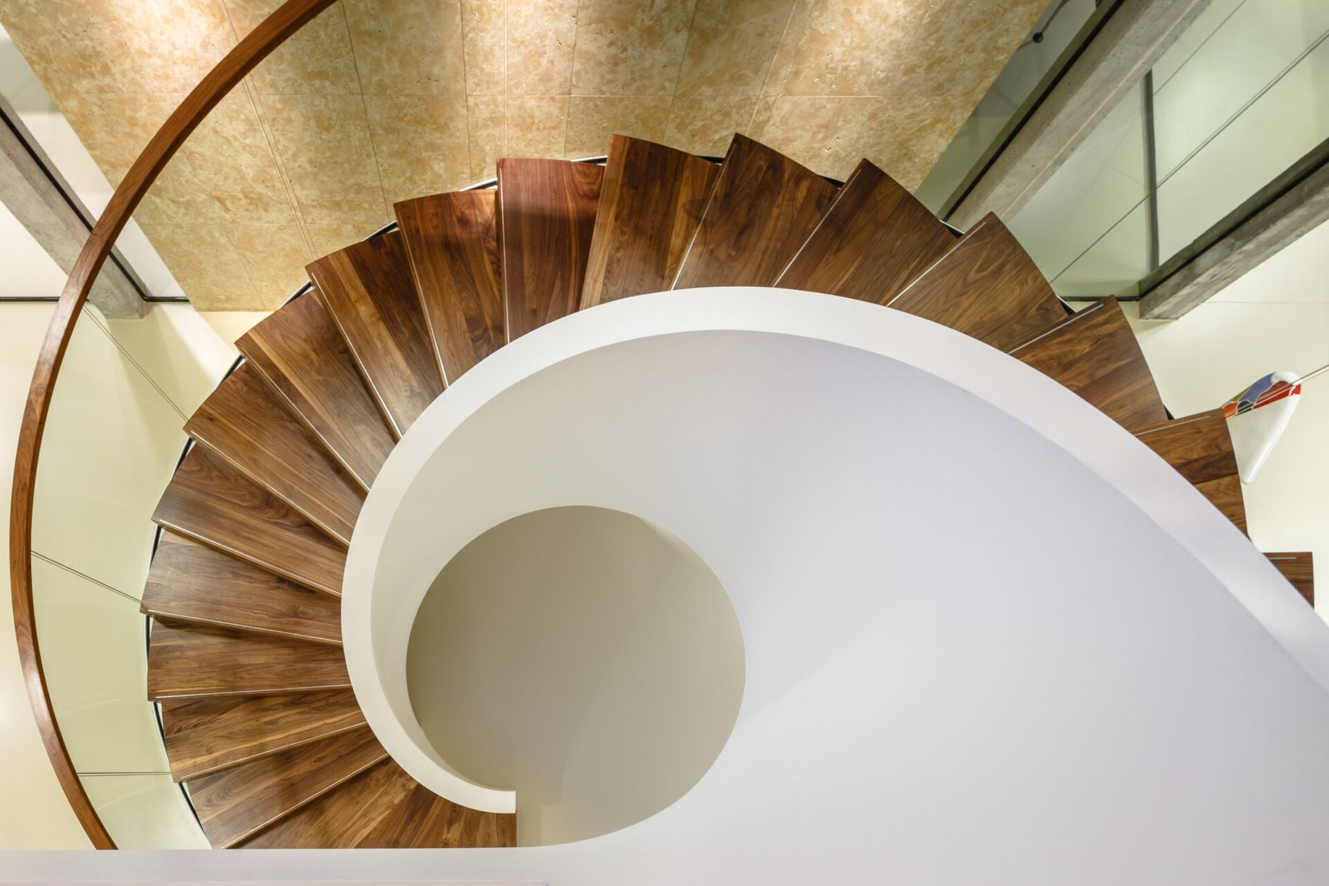 For EY Parthenon, Fokkema Architects realised a bright and surprising office environment, with a renovation of de nieuwe bank building in Rotterdam.