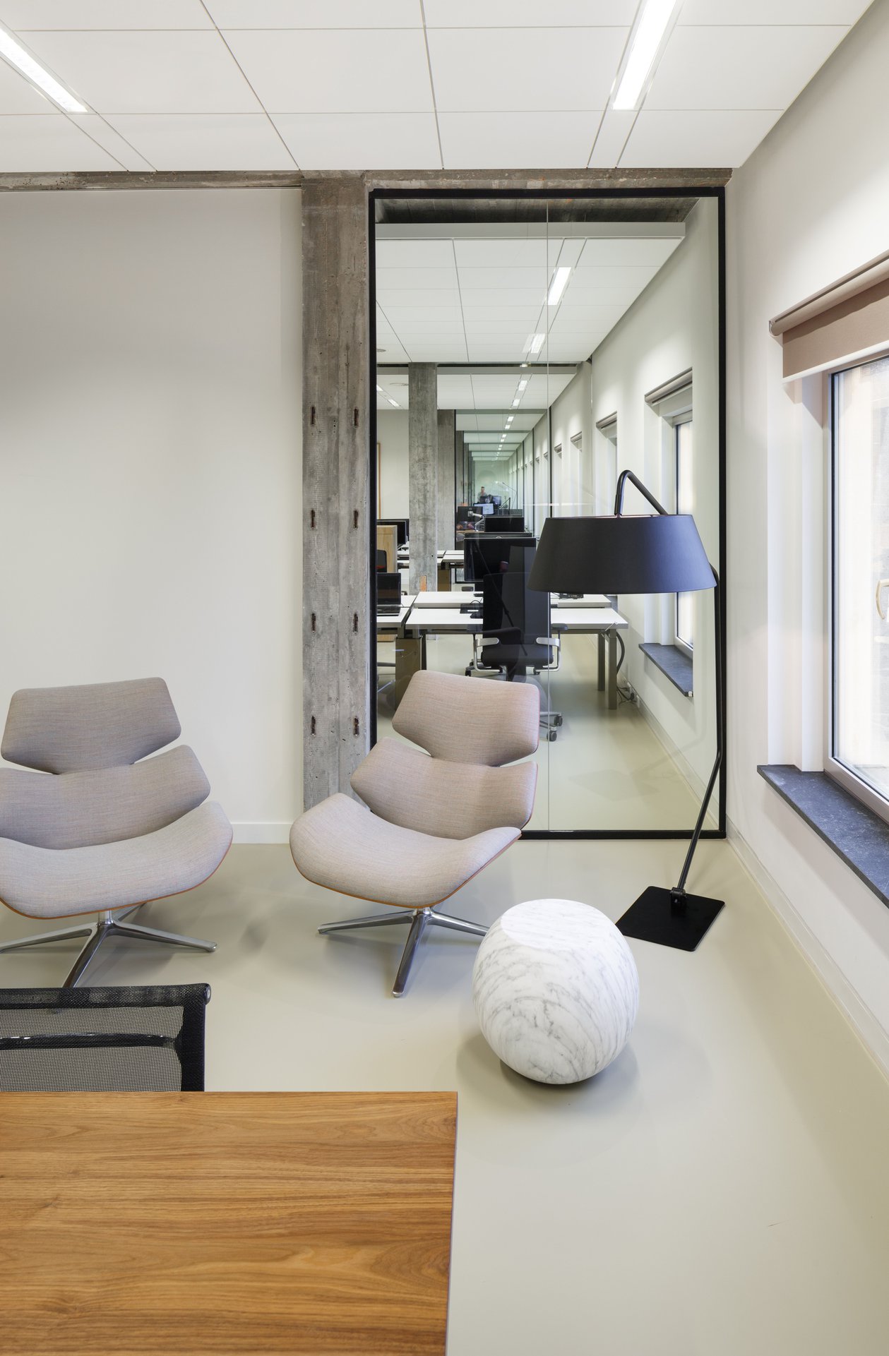 For EY Parthenon, Fokkema Architects realised a bright and surprising office environment, with a renovation of de nieuwe bank building in Rotterdam.