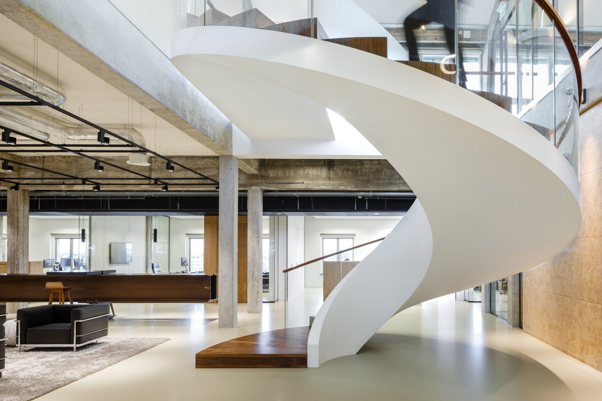 For EY Parthenon, Fokkema Architects realised a bright and surprising office environment, with a renovation of de nieuwe bank building in Rotterdam.