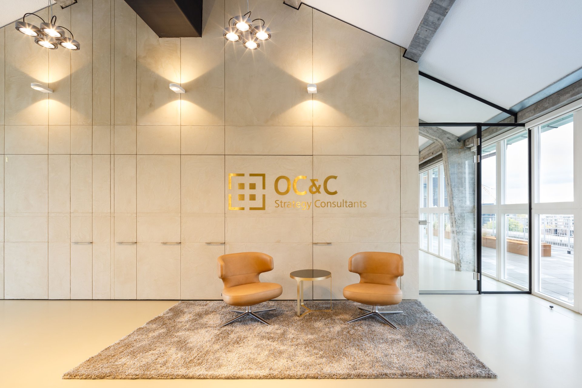 For EY Parthenon, Fokkema Architects realised a bright and surprising office environment, with a renovation of de nieuwe bank building in Rotterdam.