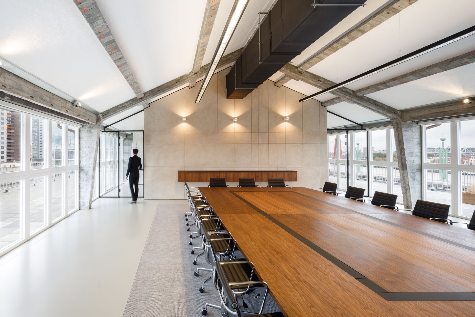 For EY Parthenon, Fokkema Architects realised a bright and surprising office environment, with a renovation of de nieuwe bank building in Rotterdam.