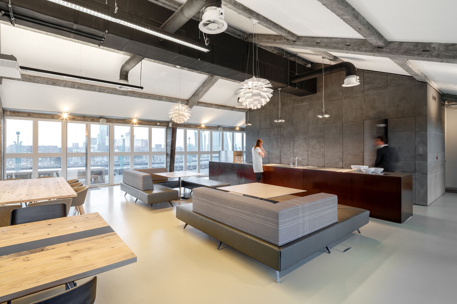 For EY Parthenon, Fokkema Architects realised a bright and surprising office environment, with a renovation of de nieuwe bank building in Rotterdam.