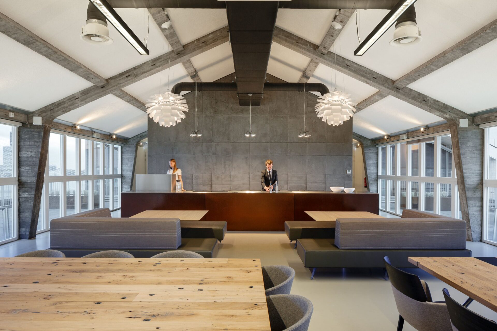For EY Parthenon, Fokkema Architects realised a bright and surprising office environment, with a renovation of de nieuwe bank building in Rotterdam.