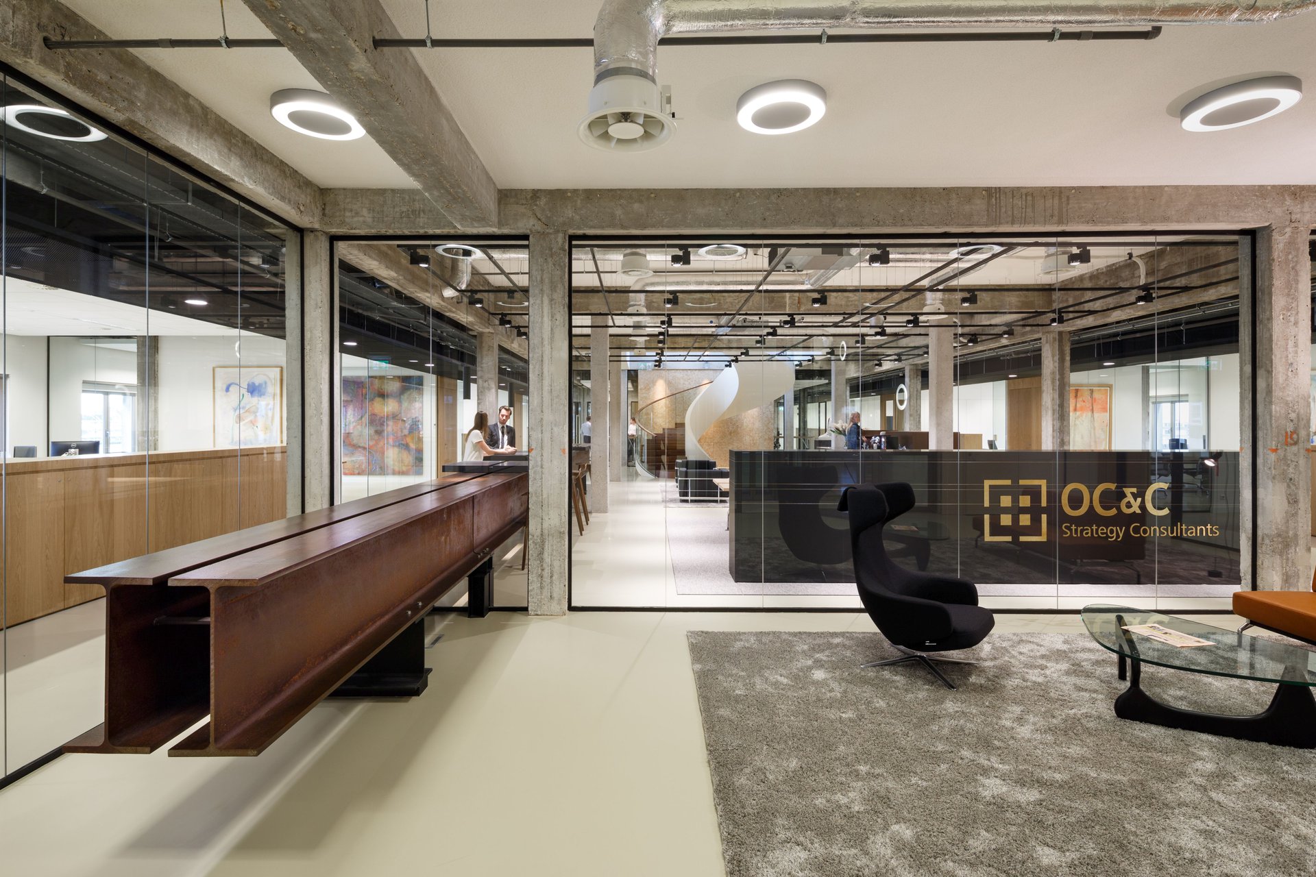 For EY Parthenon, Fokkema Architects realised a bright and surprising office environment, with a renovation of de nieuwe bank building in Rotterdam.