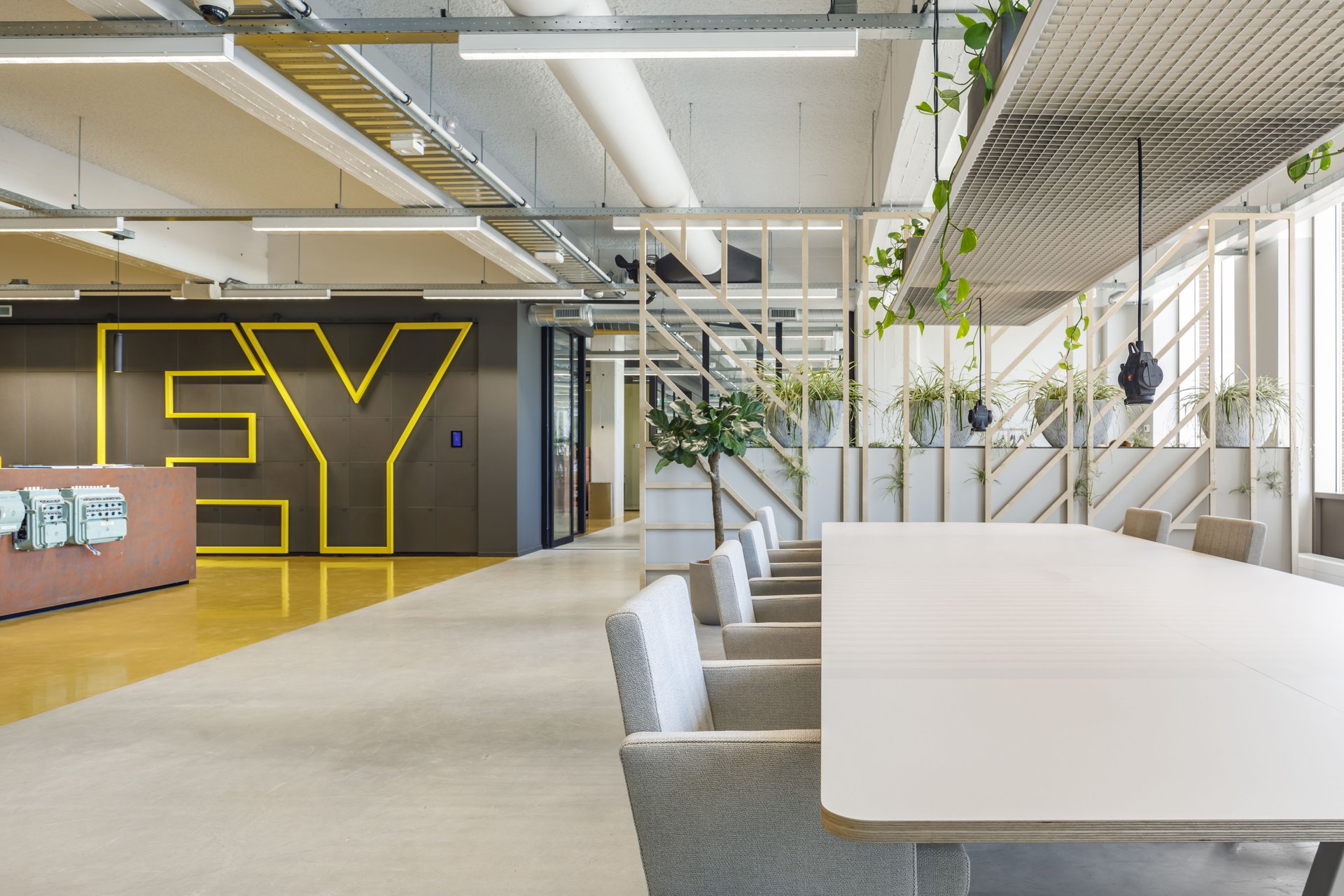 Architecture. With its relocation to the cleantech campus IPKW, global accountancy and advisory firm EY immersed its Arnhem office amid a forward thin