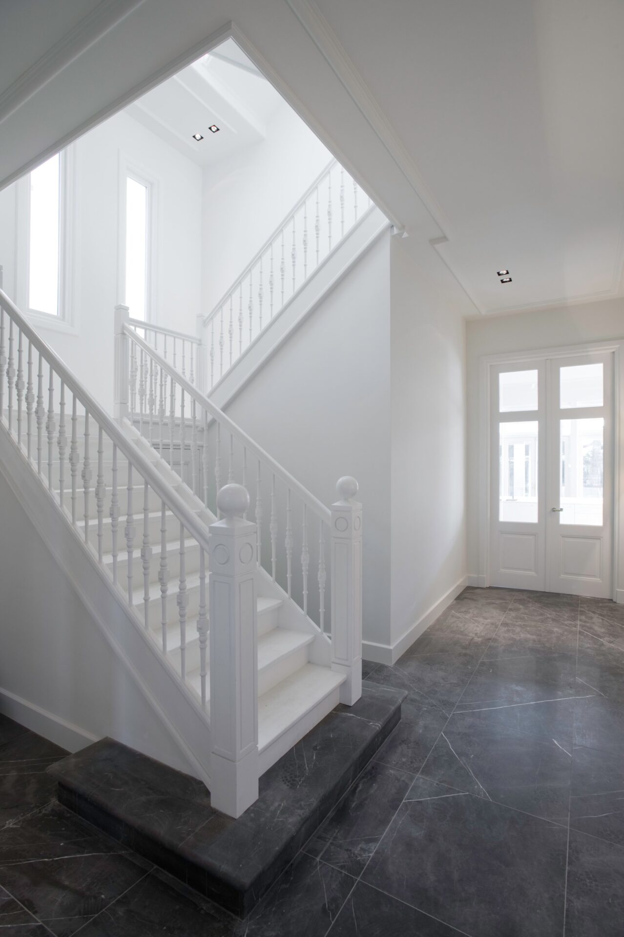 A serene residence in monochrome with a modern design