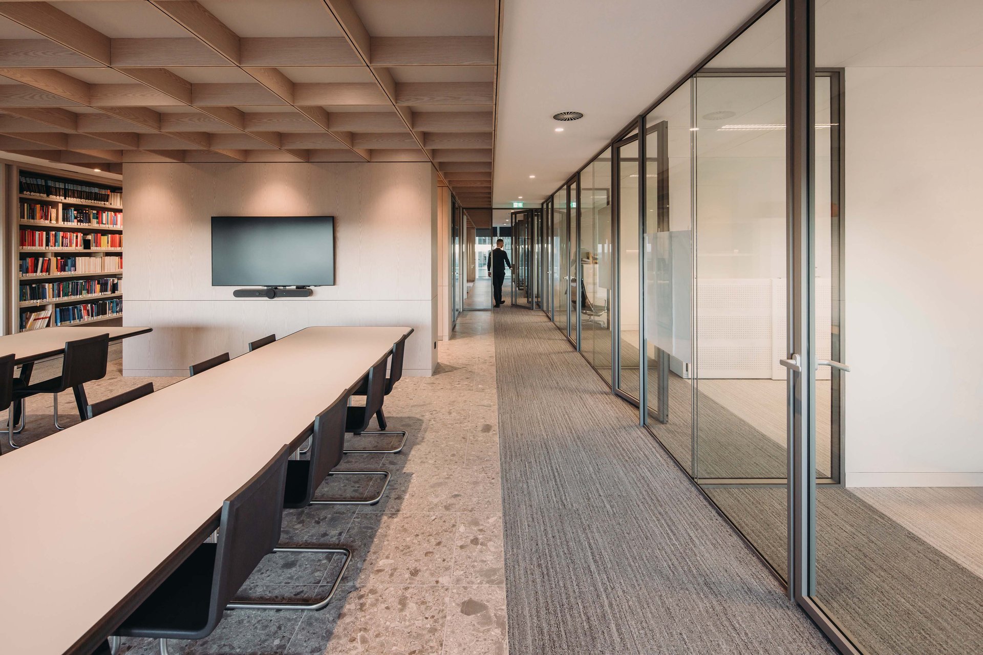 Alpine Tranquility, Urban Energy: A Workspace in Balance