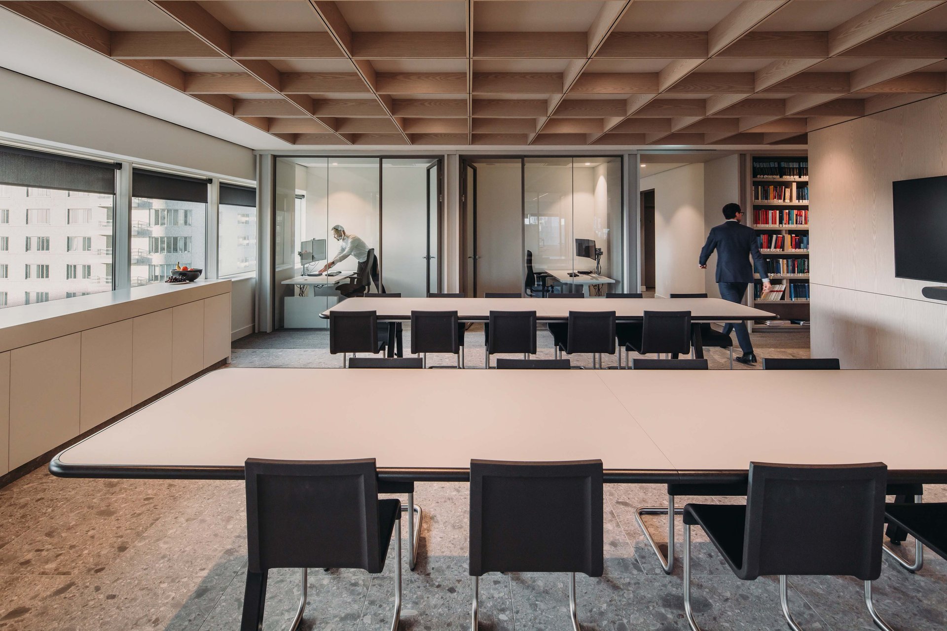 Alpine Tranquility, Urban Energy: A Workspace in Balance