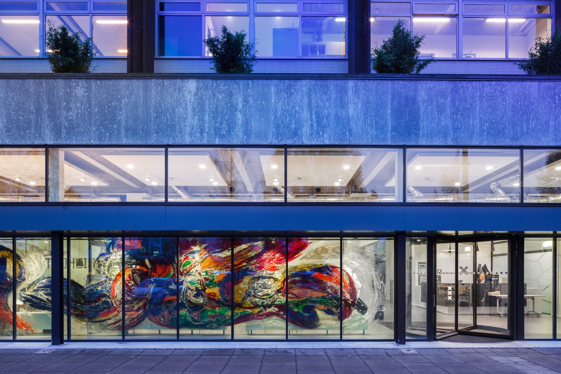 With the renovation, the building gained on transparency, inside out and outside in