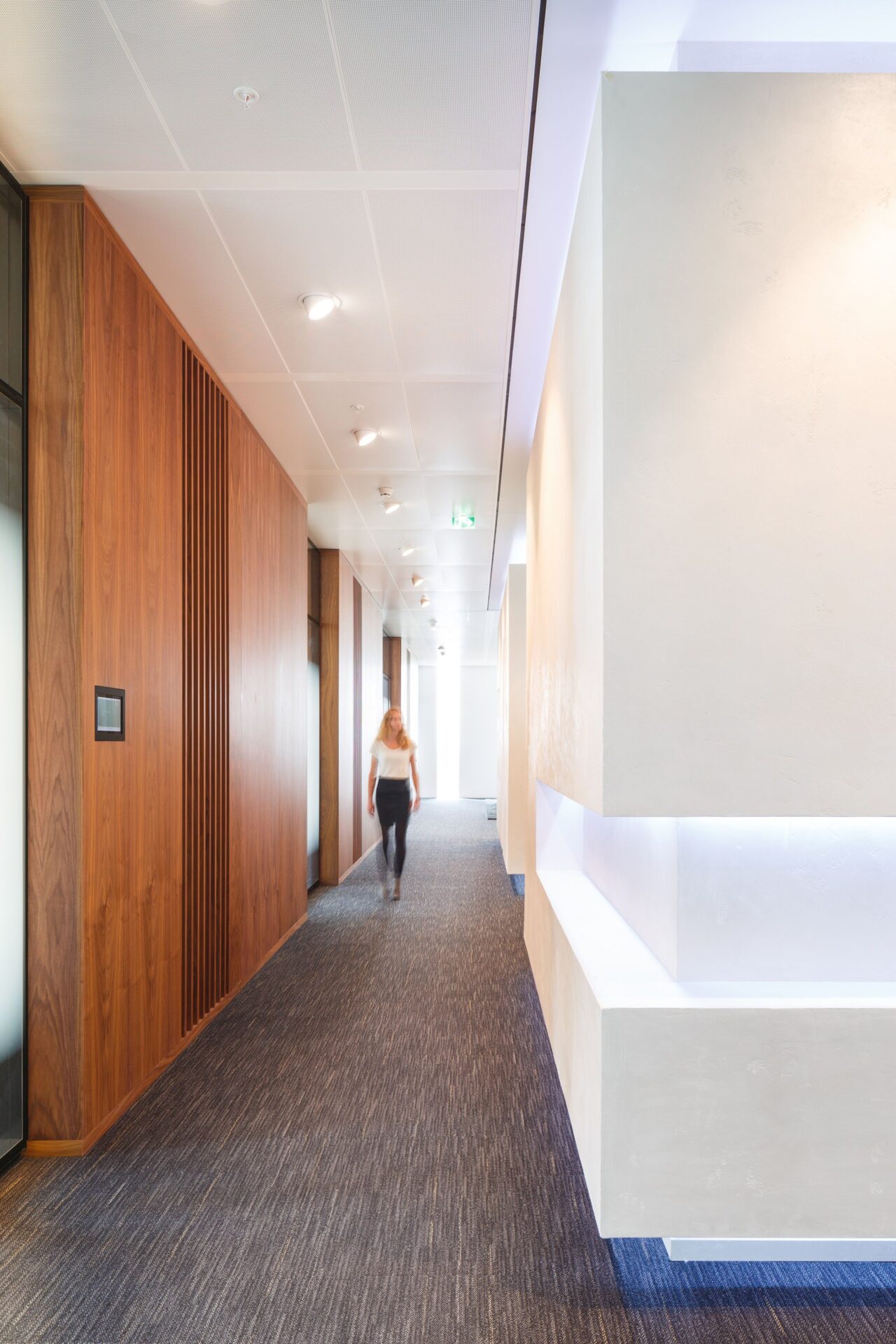 Warm and natural materials in NautaDutilh penthouse.