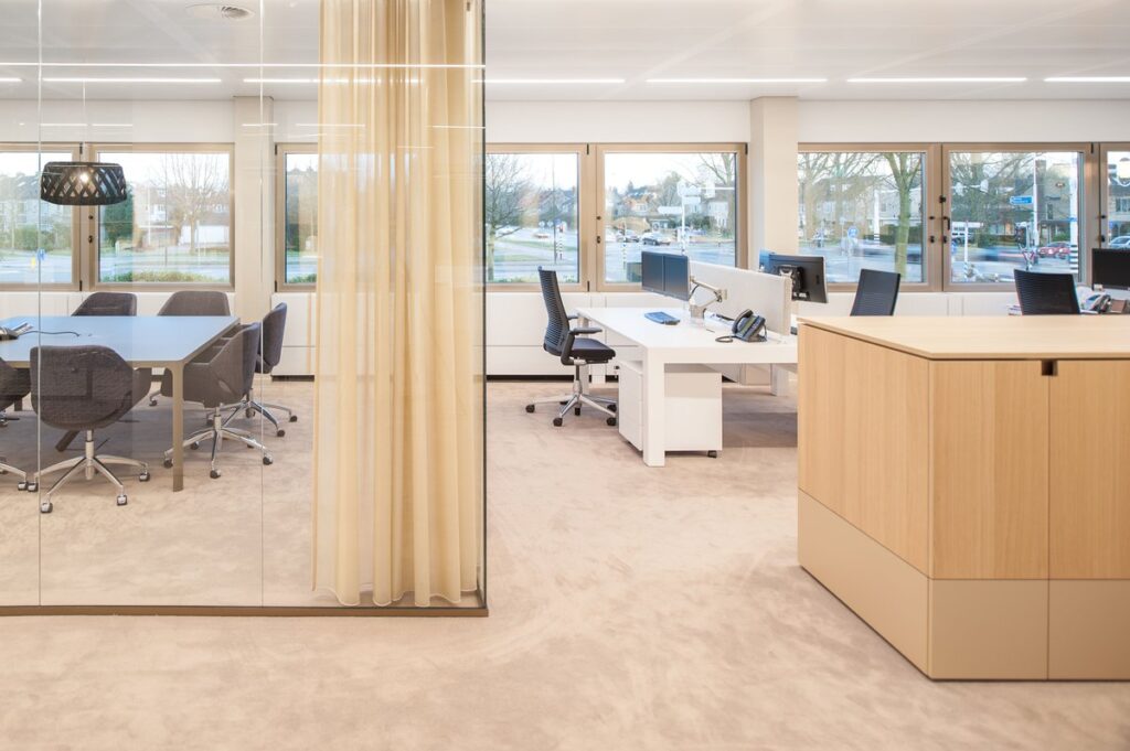 Interior design with warm, naturally coloured finishes