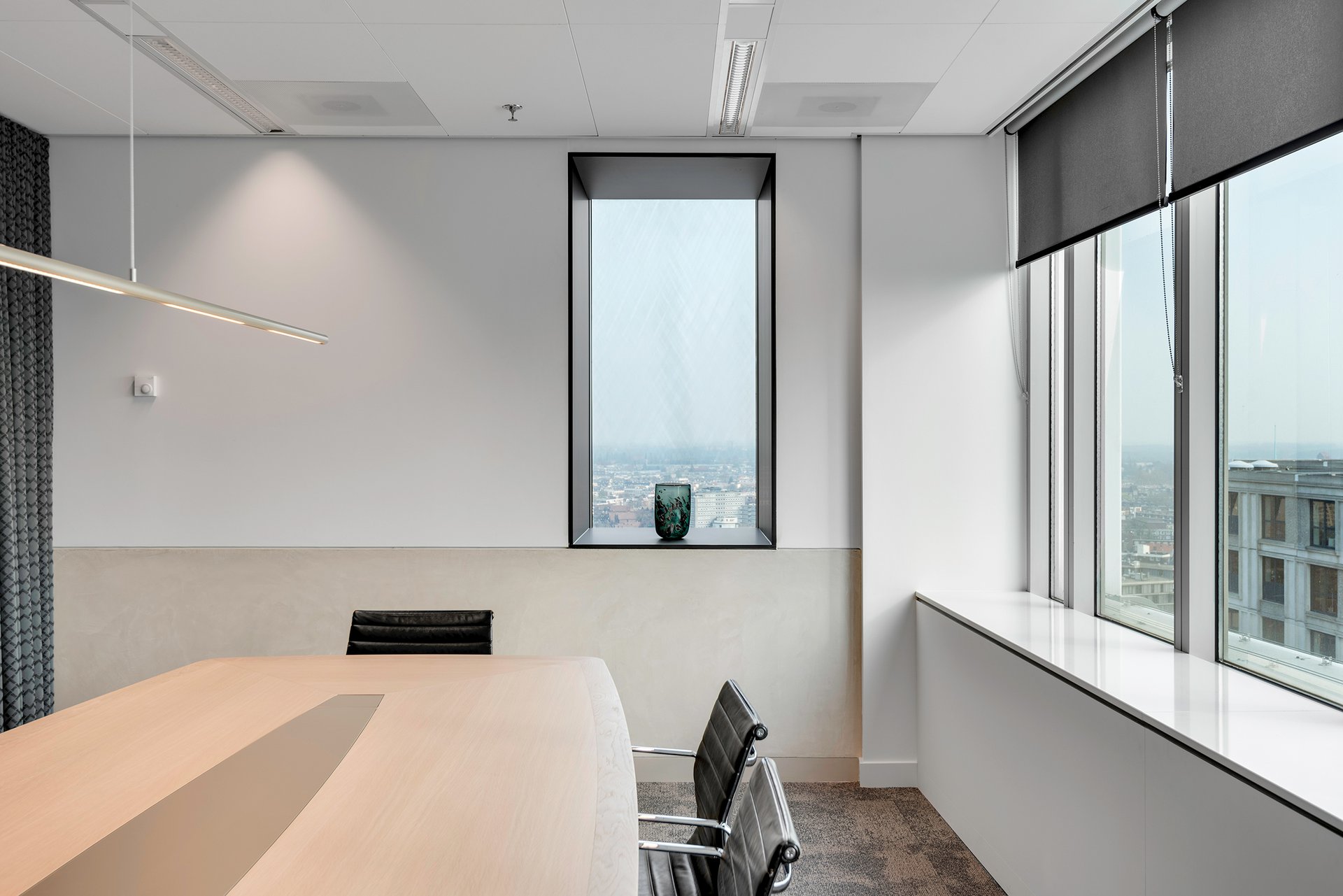 Office with reflective materialisation