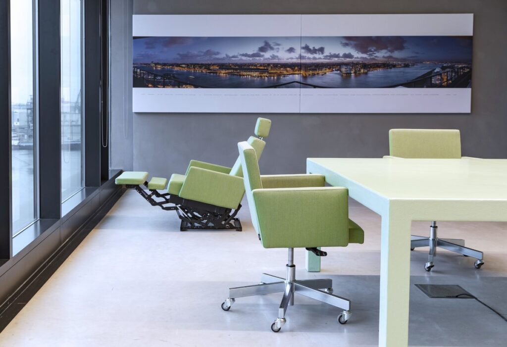 Auditorium and library in Rijnboutt office