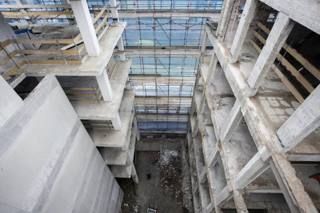 These construction photos make you aware once again of the force dynamics of architecture.