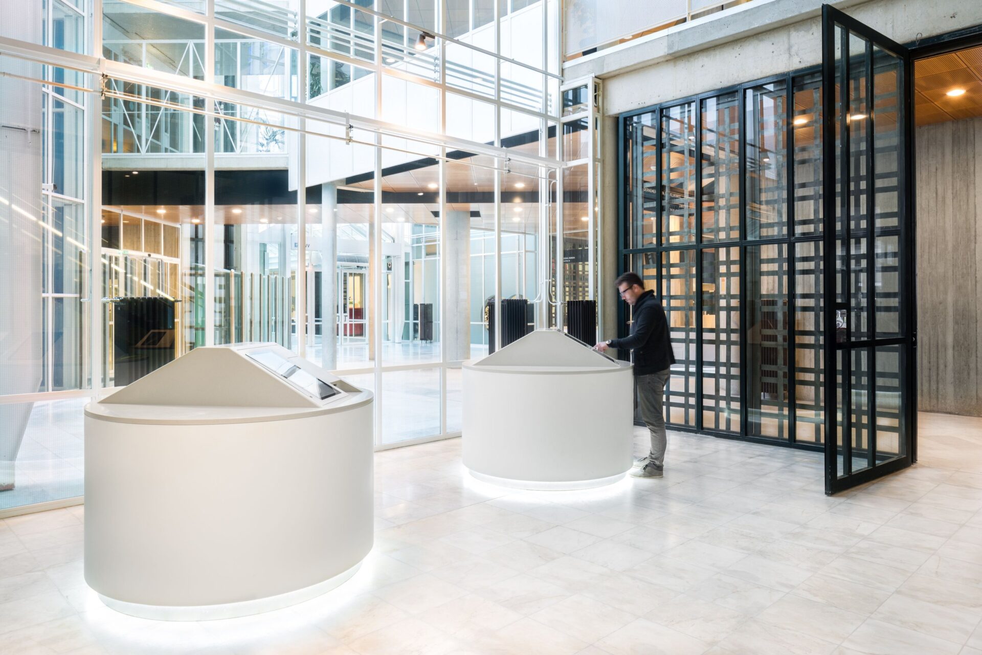 City hall Almere updates service concept with its own unique signature