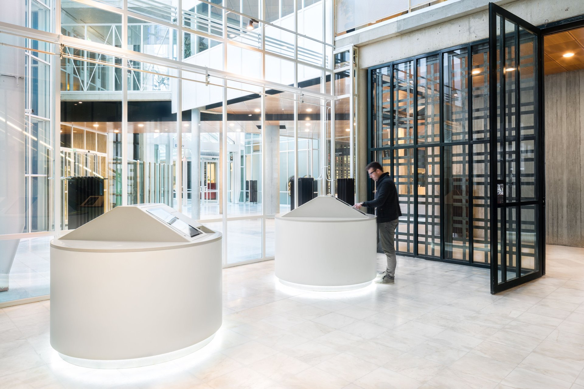 City hall Almere updates service concept with its own unique signature