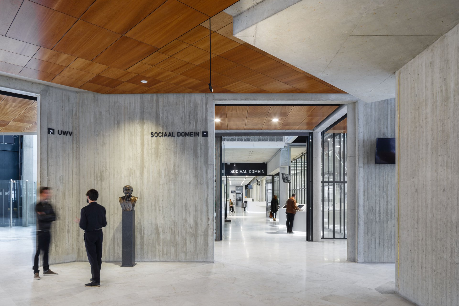 City hall Almere updates service concept with its own unique signature