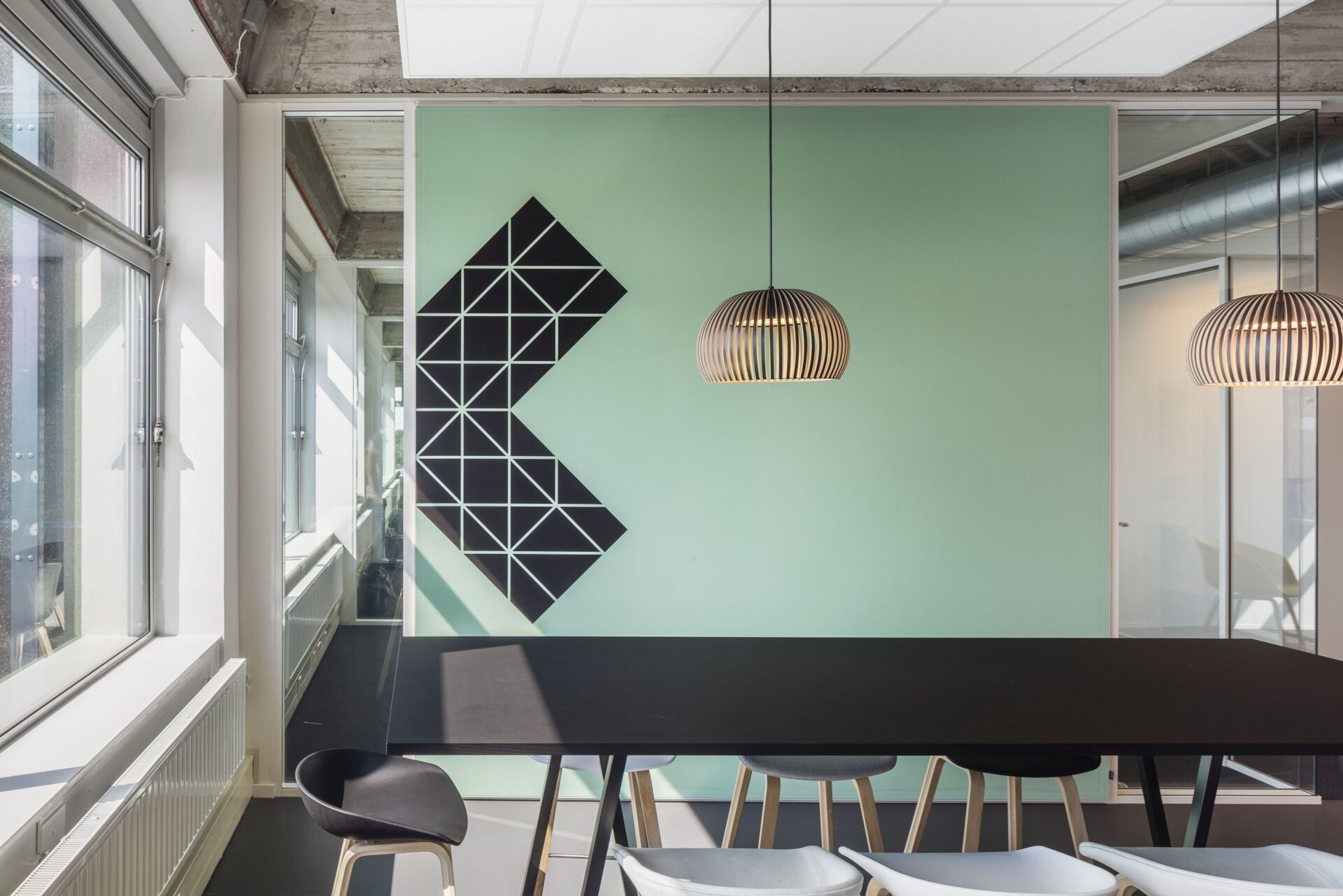 The rythmic and transparent design is enriched with outspoken patterns and colour