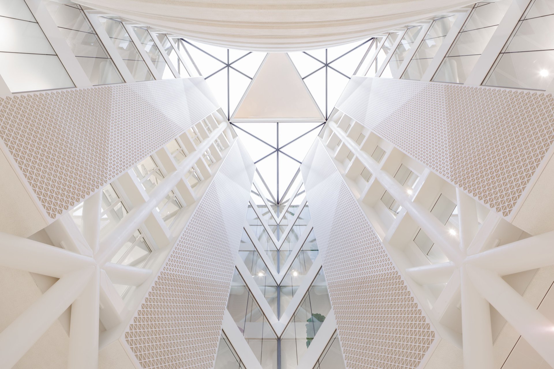 Fluidity between spaces, spectacular voids, exciting routing and the symbiosis between the interior elements and the building.