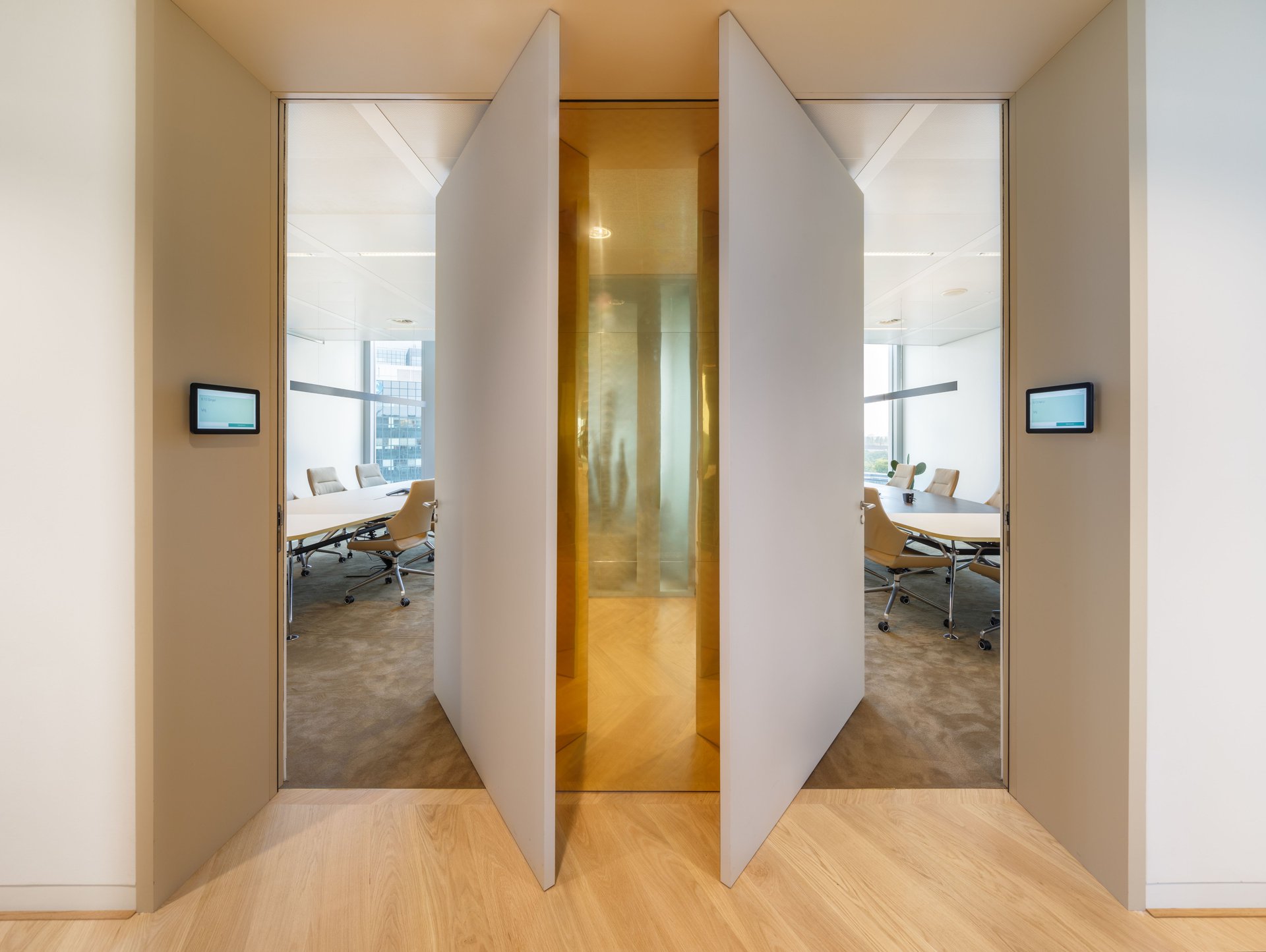 Fluidity between spaces, spectacular voids, exciting routing and the symbiosis between the interior elements and the building.