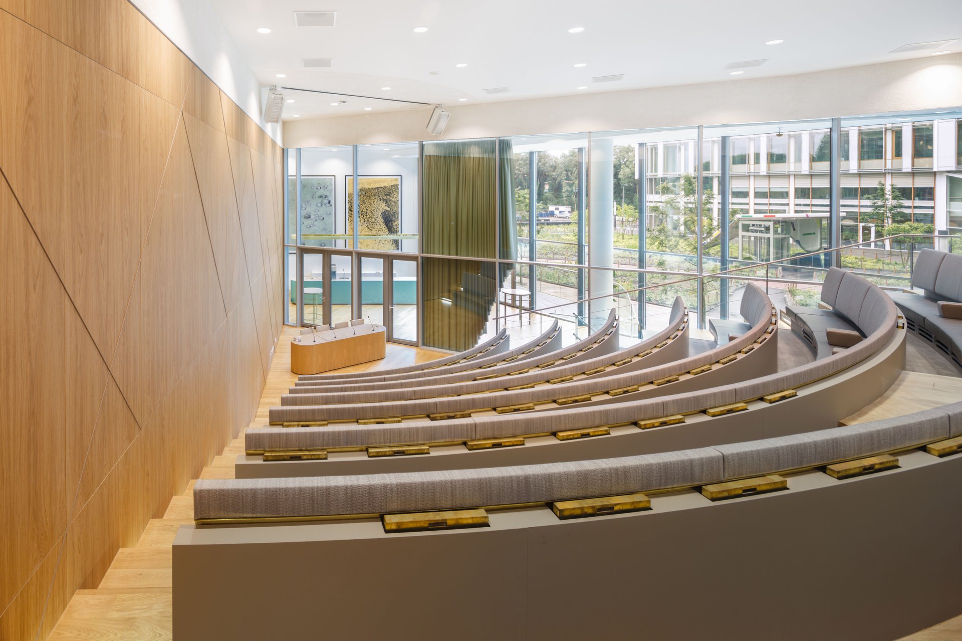 Fluidity between spaces, spectacular voids, exciting routing and the symbiosis between the interior elements and the building.